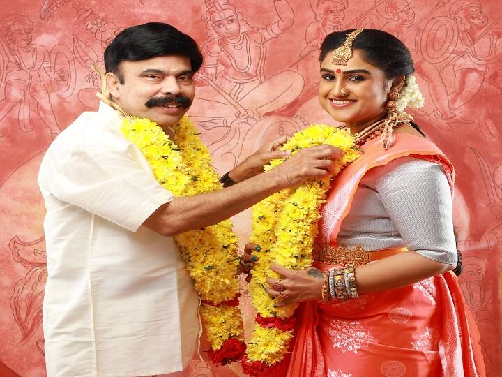 Actress vanitha vijayakumar shocks fans releasing wedding pic actor powerstar Vanitha Wedding Photo: வனிதாவுக்கு என்னதான் ஆச்சு? பவர் ஸ்டாருடன் திருமணக்கோலத்தில் பதிவு!