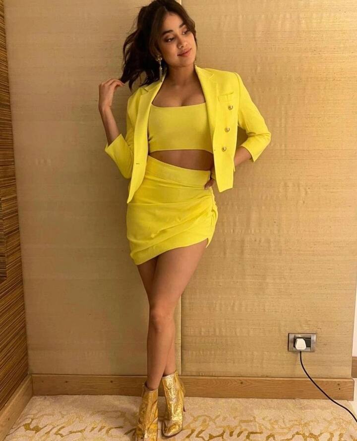 (Courtesy : Instagram) చూడడానికి కాస్త శ్రీదేవిలా ఉండే జాన్వీ కపూర్ అందాలను ఫ్యాన్స్ తెగ పొగిడేస్తున్నారు. 
