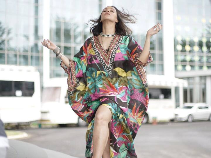 2002 ஆம் ஆண்டில் மிஸ் யுனிவர்ஸ் போட்டியில் முதல் 10 போட்டியாளர்களில் பட்டியலில் நேஹா இடம்பெற்று இருந்தார்