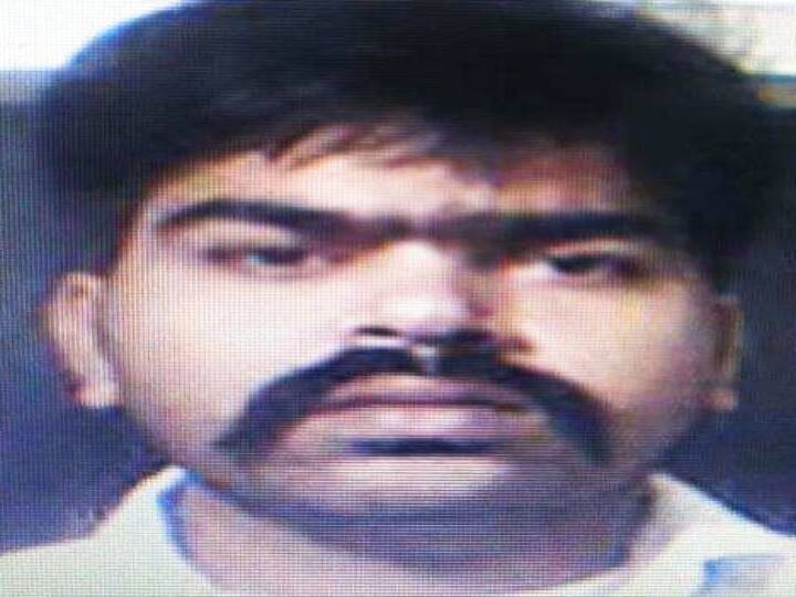 Vellore missing parole prisoner deceased body found hanging behind his house . வேலூர் : மாயமானதாக கூறப்பட்ட பரோல் கைதி , சடலமாக கண்டெடுப்பு!