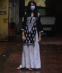 ਦੇਸੀ ਲੁੱਕ 'ਚ ਨਜ਼ਰ ਆਈ ਐਕਟਰਸ Rhea Chakraborty, ਕਾਫੀ ਸਮੇਂ ਬਾਅਦ ਮਿਲੀ ਖੂਬਸੂਰਤ ਝਲਕ, ਵੇਖੋ ਤਸਵੀਰਾਂ