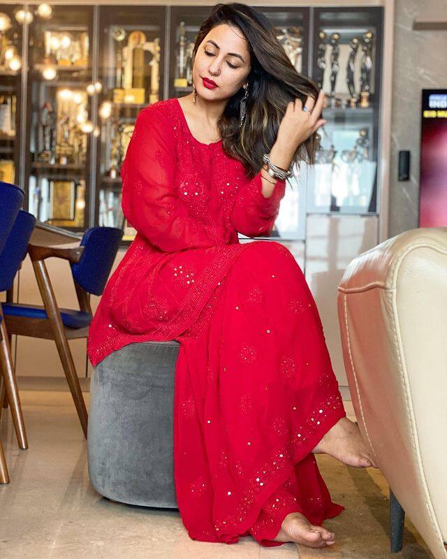 इस आउटफिट के साथ हिना ने अपने बाल खुले रखे हैं और होठों पर लाल लिपस्टिक लगाकर अपने लुक को चार चांद लगा दिए हैं.आंखों में काजल, सिंपल मेकअप और ईयररिंग्स के साथ हिना की खूबसूरती खूब निखरकर सामने आई है.