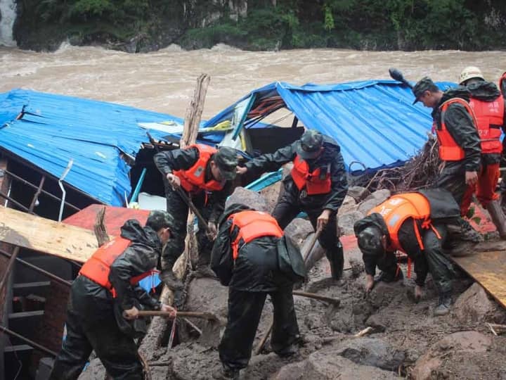 चीन में बाढ़ की वजह से 12 की मौत, सुरक्षित स्थान पर पहुंचाए गए 1 लाख से ज्यादा लोग