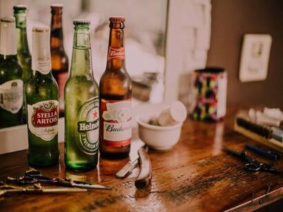 Do you know why beer is sold in Brown and Green bottles Worldwide? பீர் பாட்டில்கள் ஏன் பச்சை மற்றும் பழுப்பு நிறங்களில் இருக்கிறது தெரியுமா?
