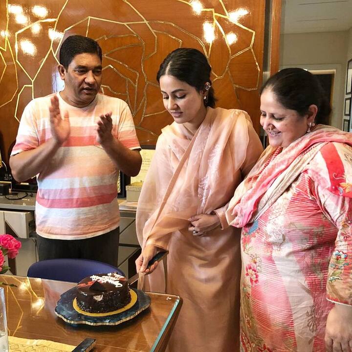 हिना खान ने जो तस्वीरें शेयर की हैं, उसमें वह अपने बर्थडे को सेलिब्रेट कर रही हैं. उनके पिता और मां उनके साथ हिना का बर्थडे सेलिब्रेट कर रहे हैं.