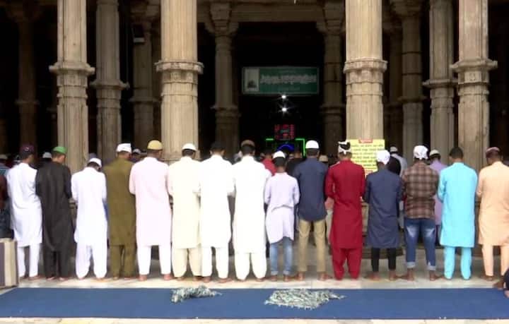 બકરી ઈદ પર સામાન્ય રીતે જોવા મળતી હિલચાલ કે રોનક ન જોવા મળી. અમદાવાદની જામા મસ્જિદમાં કોવિડ ગાઈડલાઈન સાથે મુસ્લિમોએ બંદગી કરી હતી.