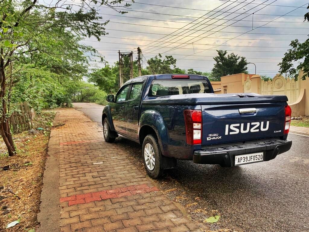 Best Car To Tackle Flooded Roads? Isuzu Hi-Lander And V Cross Full Review, Price & Features