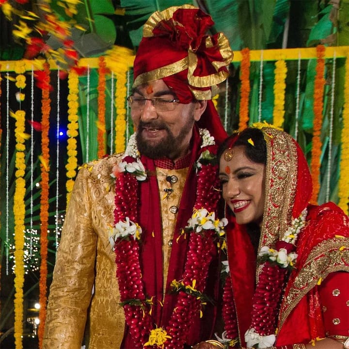 दो शादियों के नाकाम होने के बाद कबीर बेदी को प्यार हुआ टीवी और रेडियो जोकी निक्की बेदी से. वो कबीर की तीसरी पत्नी बनीं. लेकिन उनके साथ भी कबीर रिश्ता नहीं निभा पाए और साल 2005 में दोनों ने तलाक ले लिया. फिर 70 साल की उम्र में कबीर बेदी ने परवीन दुसांज से शादी की. दोनों की उम्र में 29 साल का अंतर था.  दिलचस्प बात ये है कि परवीन कबीर बेदी की बेटी पूजा बेदी से छोटी हैं.