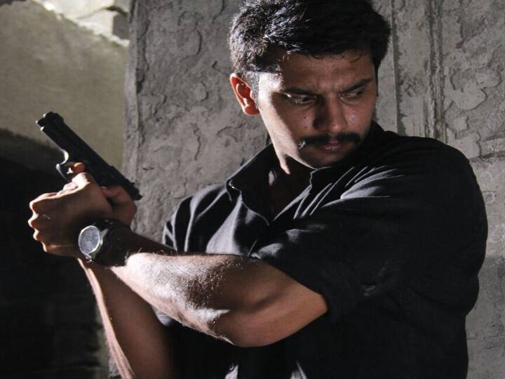 மக்களிடையே குணச்சித்திர நடிகர் என்ற பெயரையும் பெற்றுள்ளார்