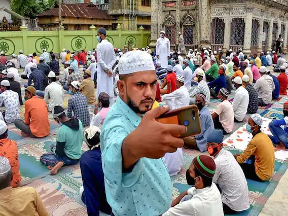 इस्लामिक कॅलेंडरनुसार बलिदानाचा उत्सव बकरी ईद हा रमजानच्या दोन महिन्यांनंतर येतो.