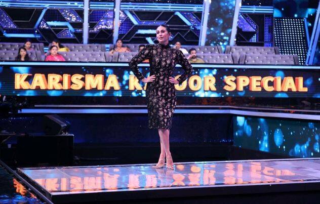 सूत्रों के मुताबिक अब शिल्पा की जगह शो में जज की कुर्सी करिश्मा कपूर संभालने वाली है. उनकी सेट से कुछ तस्वीरें भी सामने आ रही हैं.