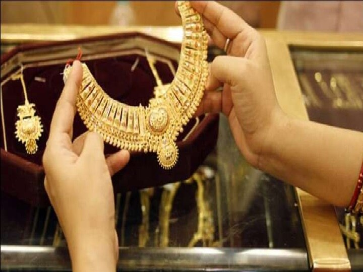 Gold, Silver Price in Chennai: விலை குறைந்த தங்கம், வெள்ளி - இன்றைய நிலவரம்!