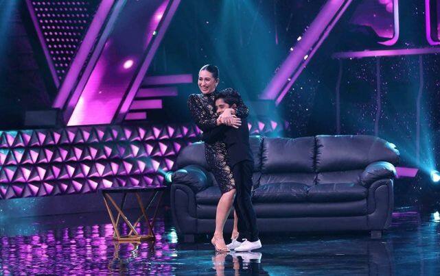 करिश्मा ने शो में आते ही कंटेस्टेंट के साथ जमकर मस्ती की. उन्होंने सभी के डांस की काफी तारीफ भी की है.