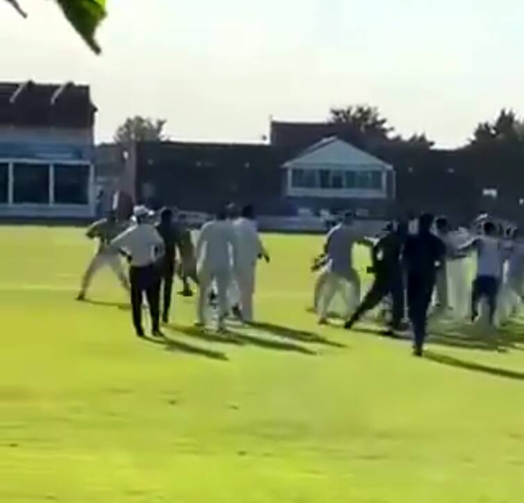 Mote Park Cricket Club Fight Breaks Out During Charity Match Maidstone Charity Match: బ్యాట్లతో కొట్టుకున్న క్రికెటర్లు... వీడియో వైరల్ 