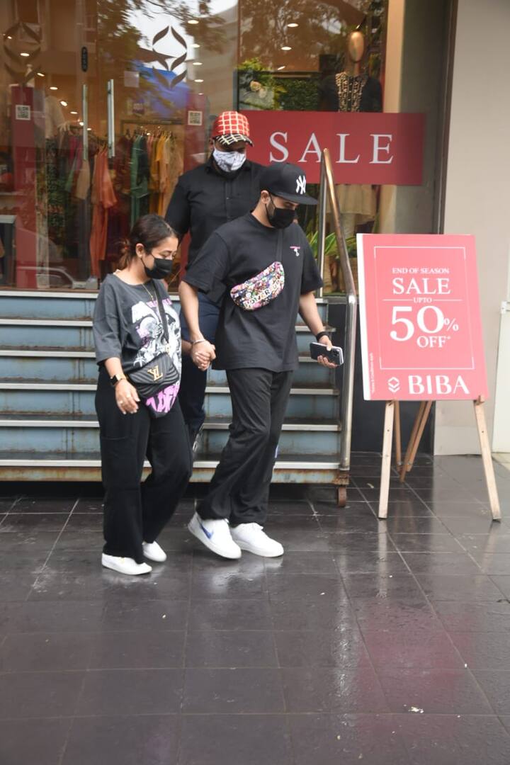 नेहा यहां पति का हाथ पकड़े घूमती हुई दिखाई दीं, नेहा ने ब्लैक कलर की लूज़ टी-शर्ट पहनी थी और ट्राउज़र पहना था जिसे देखकर ऐसा लग रहा था कि नेहा शायद कोई गुड न्यूज़ देने वाली हैं.