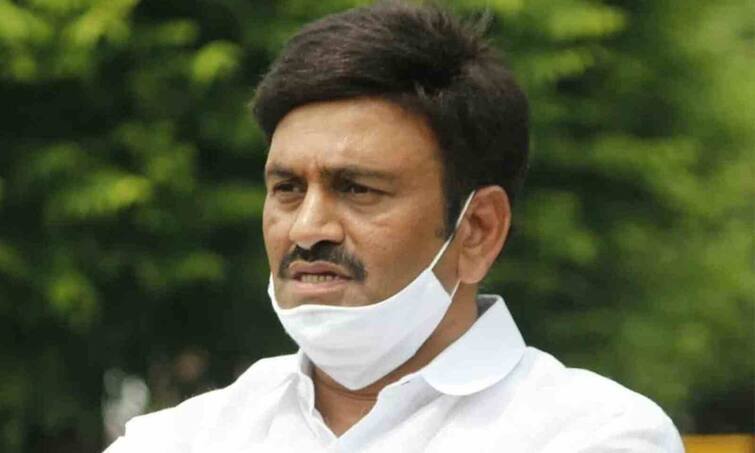 MP Raghuram Krishnaraja has made key allegations that TDP leader Pattabhi was beaten by police in custody. He also said he had evidence. YSRCP Vs RRR :  పోలీసులు పట్టాభిని కొట్టారన్న రఘురామ .. ఆధారాలడిగితే ఇస్తానన్న ఎంపీ !