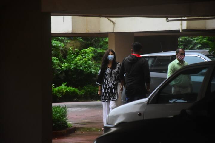 रिया ने इस दौरान ब्लैक कलर में लखनवी डिजाइन की कुर्ती पहनी थी, जिसके साथ व्हाइट कलर का प्लाजो बेहद अट्रेक्टिव लग रहा था. इतने दिनों बाद रिया को इस तरह देखना उनके फैंस के लिए अच्छी खबर  है. हालांकि रिया ने इस वक्त चेहरे पर मास्क पहन रखा था.