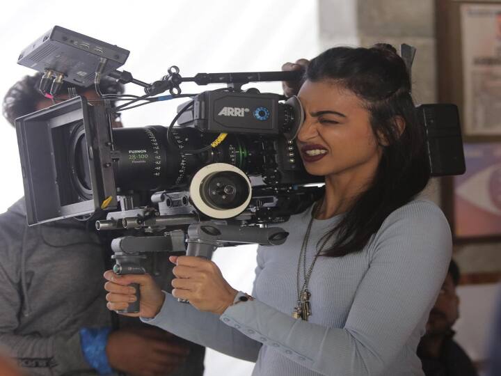 ராதிகா இசை மற்றும் நடனம் பற்றிய டிரினிட்டி லாபன் கன்சர்வேடோயரிடமிருந்து நடனம் கற்றுக்கொண்டார்.