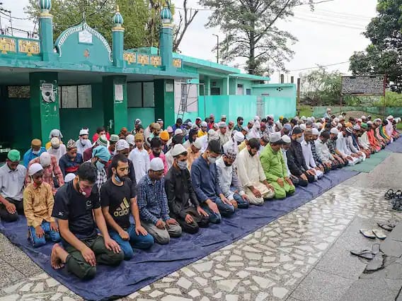 असे म्हणतात की मुलाच्या बलिदानापूर्वीच अल्लाने त्यांना थांबवलं होतं. यानंतर त्यांना मेंढी किंवा कोकरू यासारख्या प्राण्याला बळी देण्यास सांगण्यात आले. अशा प्रकारे त्या दिवसापासून लोक बकरी ईद साजरे करीत आहेत.