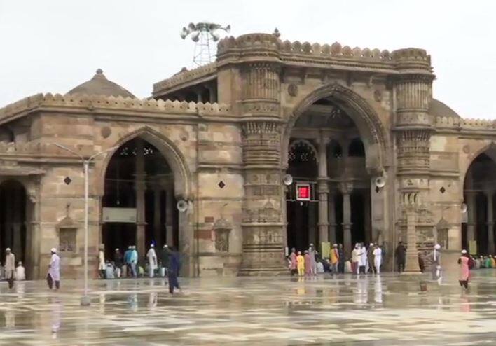 કોરોના મહામારી વચ્ચે દેશભરમાં હર્ષોલ્લાસ સાથે ઈદ-ઉલ-અજહાનું પર્વ મનાવવામાં આવી રહ્યું છે. આ મોકા પર મોટાભાગના લોકોએ ઘરમાં જ નમાજ પઢી હતી.