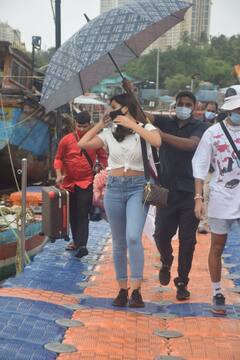 डिजाइनर छतरी के नीचे दो लाख का पर्स लिए टीशर्ट को फोल्ड कर कहां निकलीं Nora Fatehi?