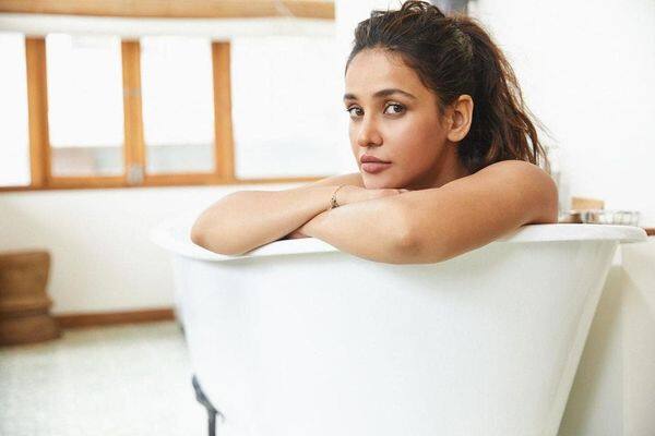 आयशा ने इन तस्वीरों को शेयर करते हुए कैप्शन में लिखा कि, जस्ट मेनटेनिग माई फेमस चिल.  बता दें कि वो तस्वीरों में काफी अट्रैक्टिव लग रही हैं.