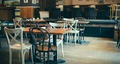 US Restaurant | கண்ணீர் சிந்த விடமாட்டோம்.. ஊழியருக்காக ஒருநாள் விடுமுறை அறிவித்த உணவக உரிமையாளர்..!