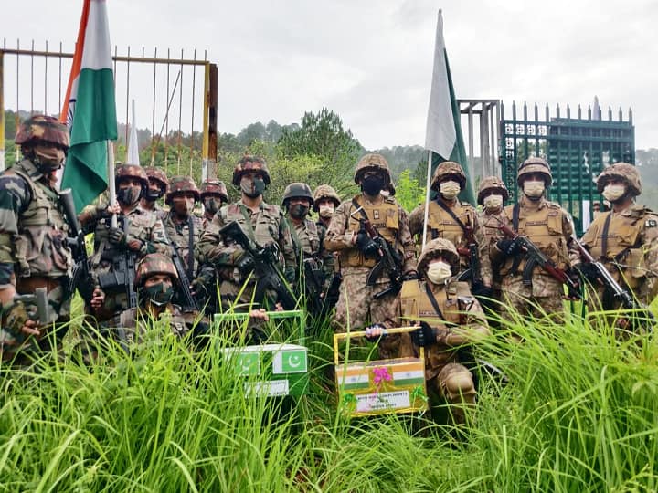 Pakistan India army exchanged sweets across borders of Jammu and kashmir ahead of Eid al adha பக்ரீத் கொண்டாட்டம்: இனிப்புகளைப் பரிமாறிக் கொண்ட பாகிஸ்தான் - இந்தியா!