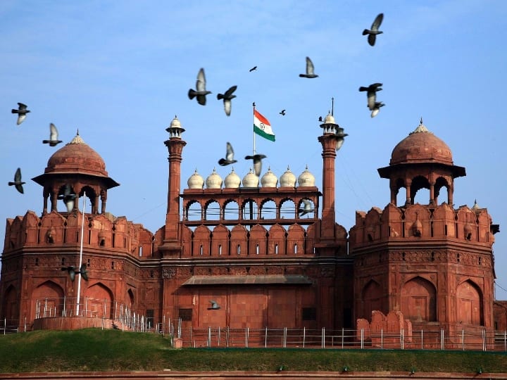 Red Fort on Independence Day  police and paramilitary forces and army personnel deployed in security of Red Fort Independence Day 2021 : स्वातंत्र्य दिनी  दिल्लीत घातपाताची शक्यता, दिल्लीत कडक सुरक्षा तैनात