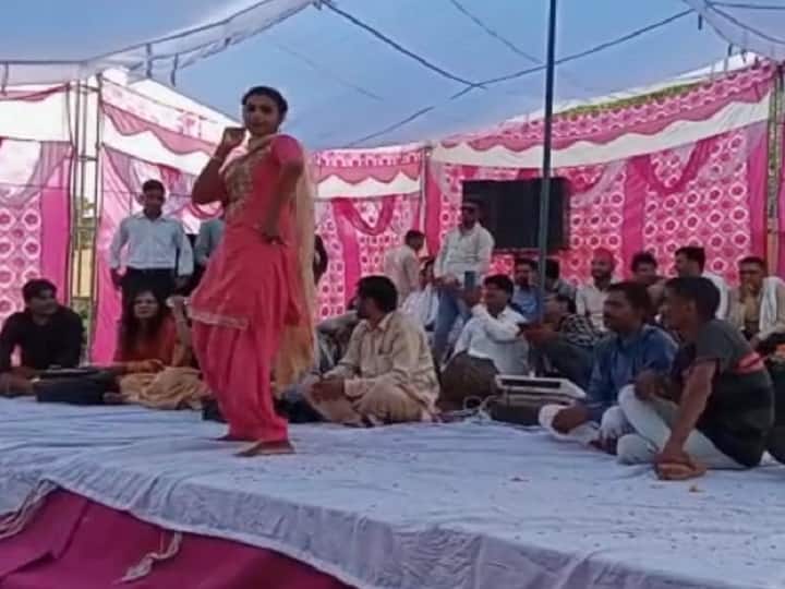 girls dance in samajwadi party program in meerut uttar pradesh ann सपा के कार्यक्रम में लगे ठुमके, नेताओं को भीड़ जुटाने के लिए लेना पड़ रहा है लड़कियों के डांस का सहारा