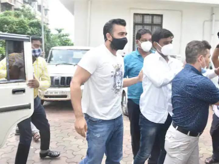 Raj Kundra start this business one and half year ago and make six to eight lakh rupees per day income Raj Kundra Case: राज कुंद्रा ने डेढ़ साल पहले शुरू किया था पोर्नोग्राफी का बिजनेस, हर दिन होती थी 6-8 लाख रुपए की कमाई