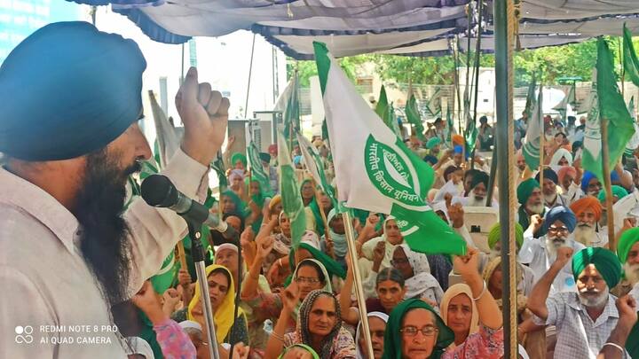 ਕਿਸਾਨਾਂ ਨਾਲ ਕਿਸੇ ਦੁਸ਼ਮਣ ਦੇਸ਼ ਦੇ ਵਾਸੀਆਂ ਵਾਂਗ ਵਿਹਾਰ ਕੀਤਾ ਜਾ ਰਿਹਾ ਹੈ। ਅੱਜ ਦਾ ਧਰਨਾ ਕੇਂਦਰੀ ਖੇਤੀ ਮੰਤਰੀ ਦੇ ਇਸ ਸੰਵੇਦਨਹੀਣ ਬਿਆਨ ਦੀ ਸਖਤ ਨਿਖੇਧੀ ਕਰਦਾ ਹੈ।