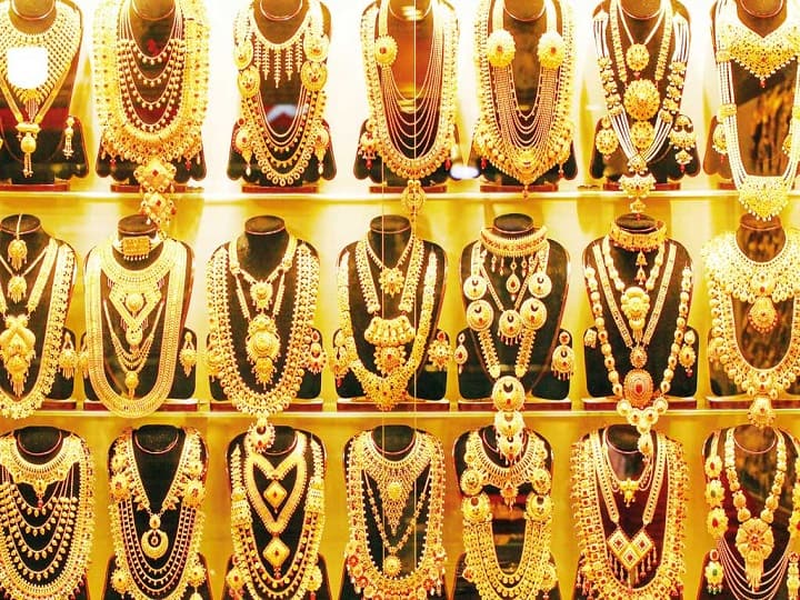 Gold prices fell by Rs 2,000 per 10 gram during the week आठवडाभरात सोन्याच्या दरात प्रति तोळा दोन हजारांनी घट