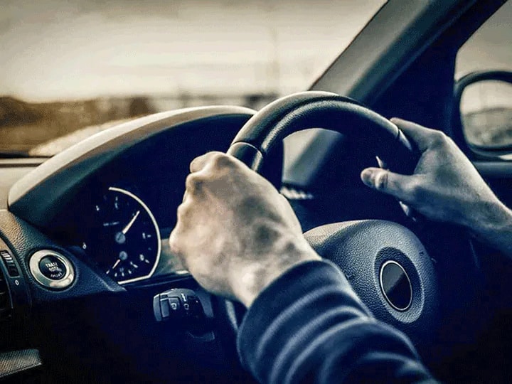 Car Driving Tips: अगर चलाते हैं लाइट वेट कार तो गाड़ी में जरूर होने चाहिए ये फीचर्स, ड्राइविंग को बनाते हैं आसान
