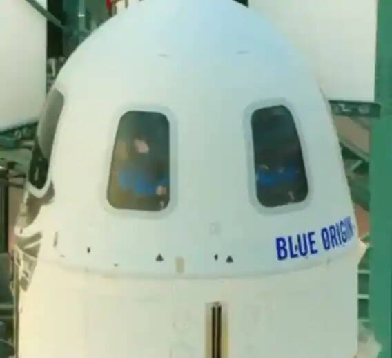 নিউ শেফার্ডের রকেট অ্যান্ড ক্যাপসুলের নামকরণ করা হয়েছে ১৯৬১-র মহাকাশচারী অ্যালেন শেফার্ডের নামে। এটি এমনভাবে তৈরি করা হয়েছে, যাতে তা ছয়জনকে নিয়ে মহাকাশে রওনা দিতে পারে। এই রকেট প্রায় ৩৪০,০০০ ফুট উপরে যাত্রীদের নিয়ে যেতে পারে। (ছবি-ব্লু অরিজিন/ট্যুইটার)