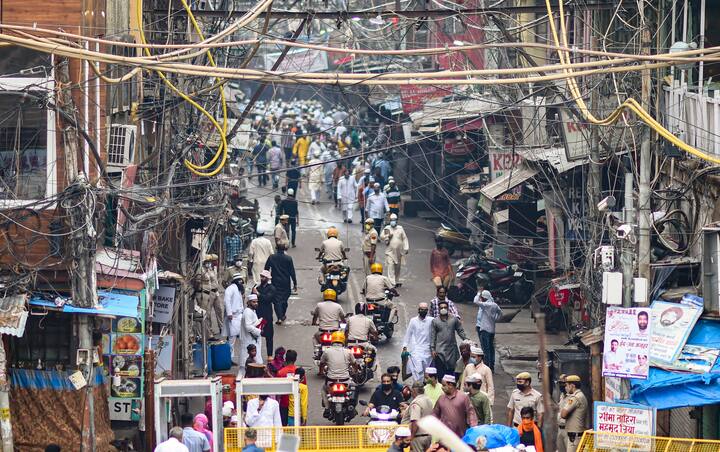 The day lacked usual hustle bustle and festivity as major mosques such as Jama Masjid and Fatehpuri Masjid in old Delhi were closed for the visitors. Police personnel were also deployed outside the mosques to prevent crowding. (Image Source: PTI)