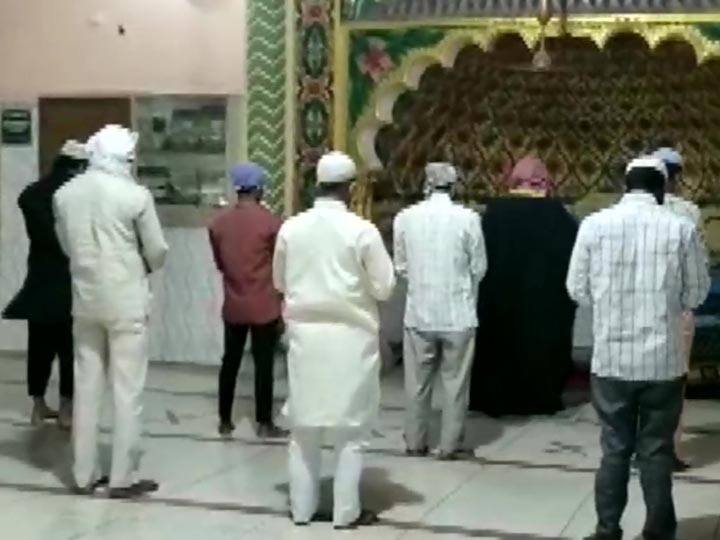 People seen following Covid guidelines in mosques on Eid ul Adha Uttar Pradesh ANN यूपी: कोरोना काल में फीकी पड़ी ईद की चमक, मस्जिदों में कोविड गाइडलाइंस का पालन करते दिखे लोग
