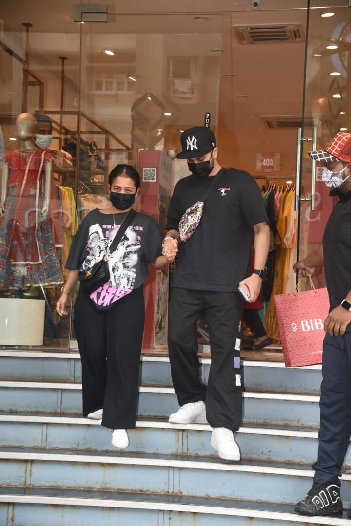 बॉलीवुड सिंगर नेहा कक्कड़ को हाल ही में पति रोहनप्रीत सिंह के साथ मुंबई के बांद्रा में स्पॉट किया गया. नेहा, रोहन के साथ शॉपिंग के लिए आईं थी, जब उनकी तस्वीरें कैमरे में कैद हुईं.