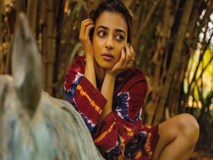 அவர் ஒரு சிறந்த நாடக கலைஞராக அவர் பல மராத்தி நாடகங்களிலும் ஆங்கில நாடகங்களிலும் நடித்துள்ளார்