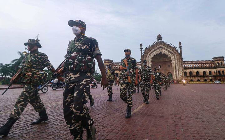 Ahead of the festival, in order to maintain peace and order, a flag march was taken out by the police personnel of several police station areas of the district including Agra city on Tuesday. (Image Source: PTI)
