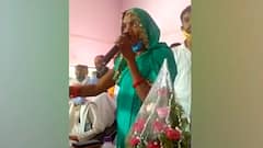 UP: Kaushambi से हैरान करने वाली तस्वीर, नई महिला ब्लॉक प्रमुख ठीक से नहीं ले पा रही शपथ | ABP Ganga