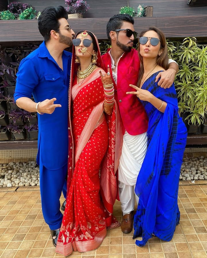 15 जुलाई को टीवी की पॉपुलर एक्ट्रेस शाइनी दोशी, मंगेतर लवेश खैरजानी के साथ शादी के बंधन में बंध गईं. उनकी शादी के फोटो काफी पंसद किए जा रहे हैं. लाल जोड़े में शाइनी बेहद खूबसूरत लग रही थीं. और अब उनकी फोटो कुंडली भाग्य फेम धीरज कपूर ने शेयर की है.