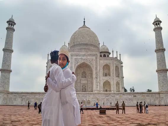 ईद-अल-अजहाला आपल्या देशाव्यतिरिक्त इतर कोणत्याही ठिकाणी बकरी ईद म्हटले जात नाही. या दिवशी बकरीचे बलिदान सहसा दिले जाते, म्हणून आपल्या देशात याला बकरी ईद असेही म्हणतात. या दिवशी अल्लाहासाठी बकऱ्यांचा बळी दिला जातो. या धार्मिक प्रक्रियेला फर्ज-ए-कुरबान म्हणतात.