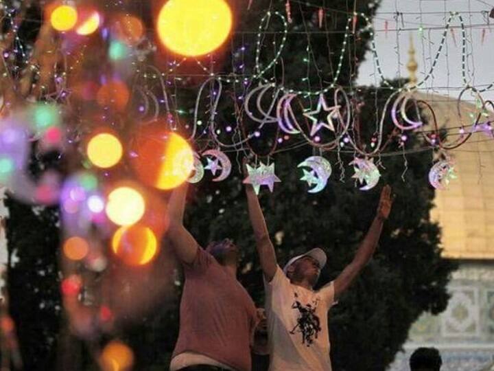 பக்ரீத் கொண்டாட்டத்திற்காக பிறை வடிவிலான வண்ண விளக்குகளை பொருத்தும் நபர்கள்..