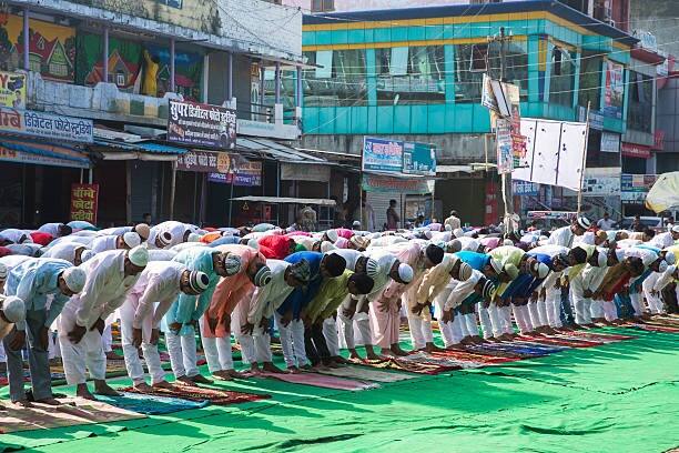 প্রসঙ্গত, বকরি ইদ হল ইসলামীয় ক্যালেন্ডার অনুযায়ী মুসলিম সম্প্রদায়ের দ্বিতীয় সরকারি ছুটির দিন। প্রথমটি হল ইদ-উল-ফিতর। যেখানে ইদ-উল-ফিতর পবিত্র রমজান মাসের শেষ ঘোষণা করে, সেখানে বকরি ইদ বার্ষিক হজযাত্রার শেষ ঘোষণা করে।