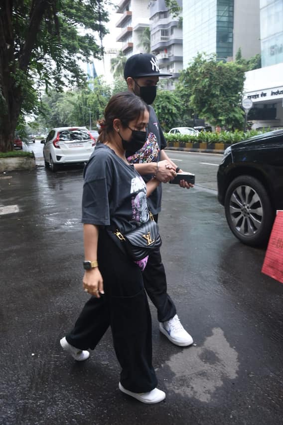 Neha Kakkar:  पति रोहनप्रीत के साथ शॉपिंग करती दिखीं नेहा कक्कड़, क्या कोई Good News है?