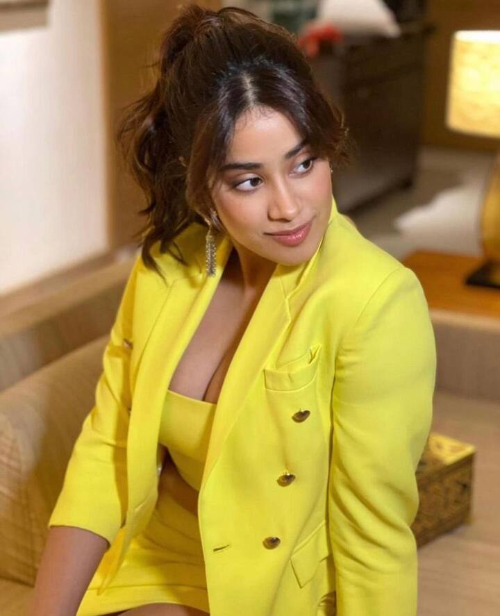 (Courtesy : Instagram) తాజాగా ఈ బ్యూటీ ఎల్లో కలర్ డ్రెస్ వేసుకొని ఇచ్చిన ఫోజులు బాగా వైరల్ అవుతున్నాయి. 