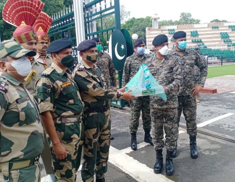 Border Security Force and Pakistan Rangers exchange sweets Bakrid 2021: ભારત-પાક બોર્ડર પર BSF જવાનો અને પાકિસ્તાન રેંજર્સ વચ્ચે મીઠાઈનું આદાન-પ્રદાન