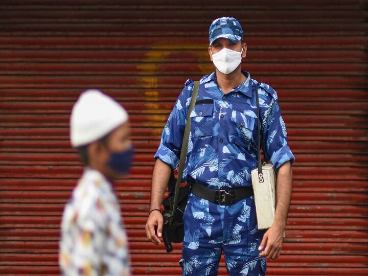 पुलिस के एक वरिष्ठ अधिकारी ने बताया कि लोगों को घर पर ही ईद मनाने के लिए प्रोत्साहित करने के लिए इमामों के साथ बैठकें की गयी थीं, ताकि कोविड-19 वैश्विक महामारी के मद्देनजर सभी की सुरक्षा सुनिश्चित की जा सके. अतिरिक्त पुलिस बल की तैनाती की गई है और गश्त भी बढ़ा दी गई है ताकि त्योहार पर भीड़ एकत्रित ना हो.