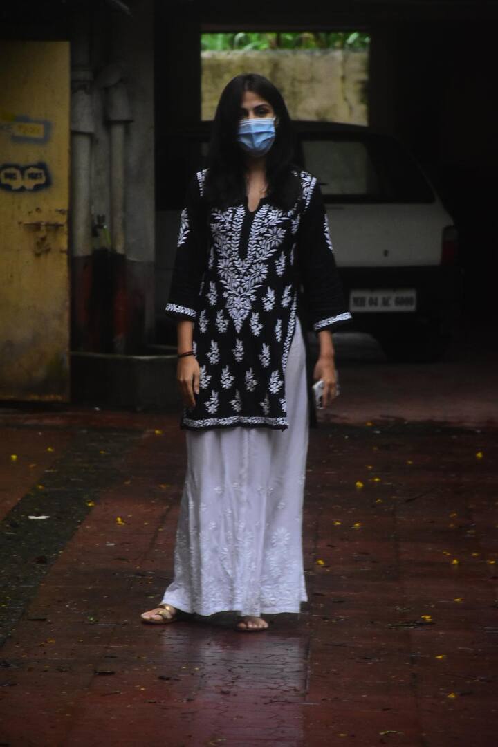 बॉलीवुड एक्ट्रेस रिया चक्रवर्ती एक लंबे समय बाद मुंबई में उनके घर के सामने स्पॉट किया गया. सुशांत सिंह सुसाइड और ड्रग्स केस में फंसने के बाद रिया अचानक से गायब ही हो गई थी. हालांकि पिछले कुछ समय से वो सोशल मीडिया पर एक्टिव हो गईं हैं. रिया इस दौरान अपने सिंपल लुक में बेहद खूबसूरत दिखाई दे रही थीं. उनके देसी लुक ने हर किसी का दिल जीत लिया. इस दौरान वो पहले से कॉन्फिडेंट दिख रही थीं. कई दिनों बाद उन्हें इस तरह देखा गया है